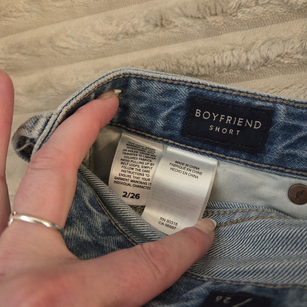 Lucky Brand Size 2 26 Distressed Denim Shorts Light Wash Frayed Boyfriend Short - Picture 8 of 8
